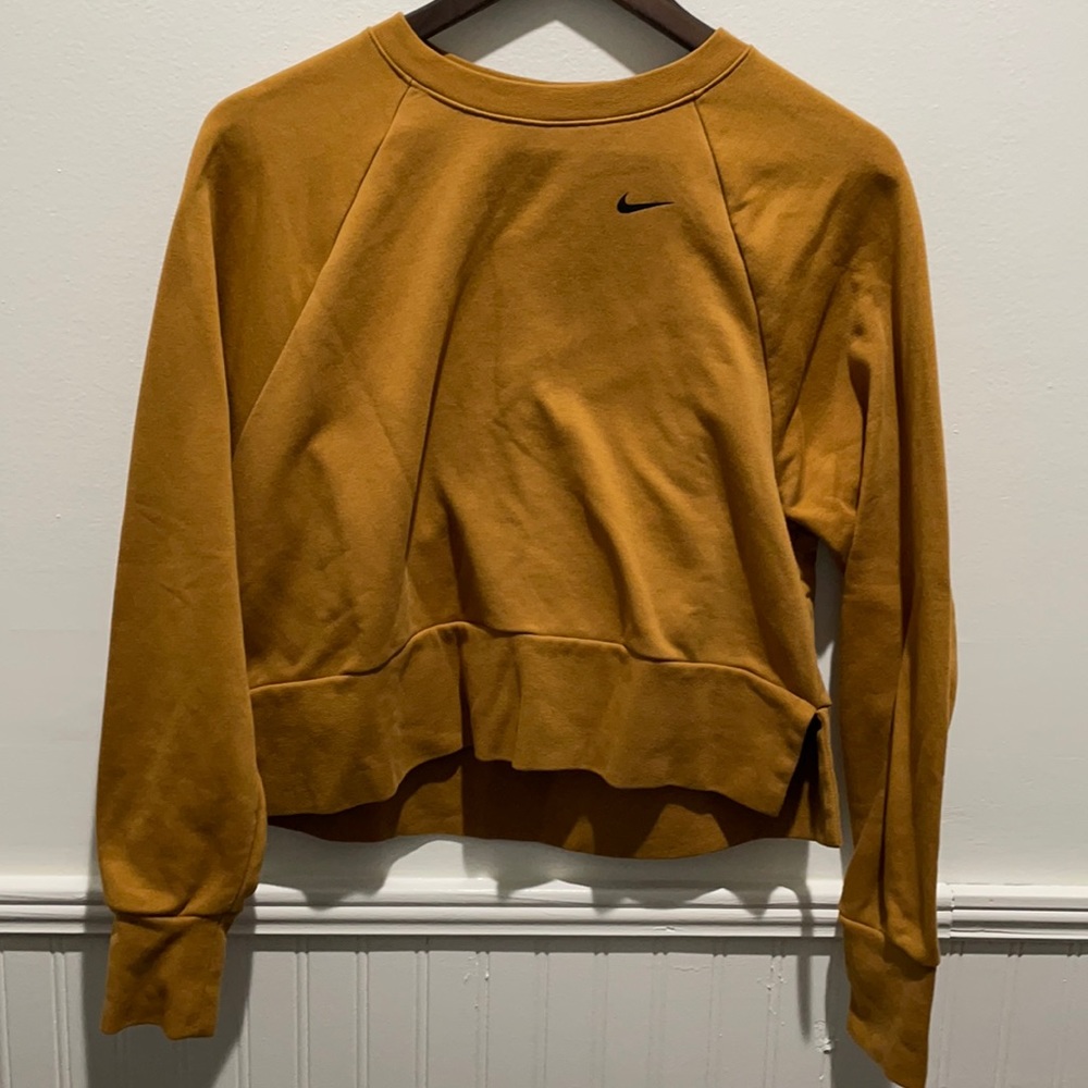 Cropped Nike sweatshirt with slit back. Size S.